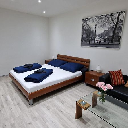 Apartment Flora - Late Check-Out At Noon 12 O Clock For Free Bratislava Exteriör bild